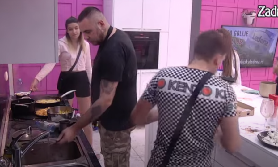 SVE VIŠE ME PODSEĆAŠ NA DEJANA Zadrugari zezaju Cara da ga je Dalila sredila, on priznao da mu nije dobro! (VIDEO)