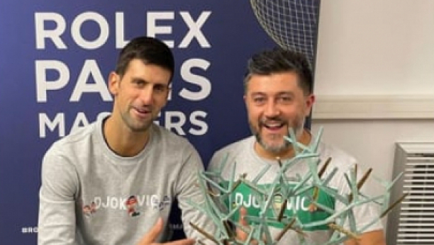 OVO JE I NJEGOV TROFEJ! Sa njim se Novak fotografisao nakon osvojene titule u Parizu! (FOTO)