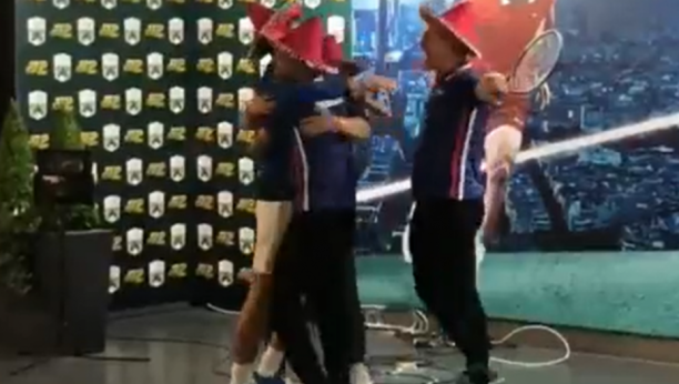 NOVAK U POTPUNO DRUGAČIJEM IZDANJU! Noleta sačekali srpski navijači, ono što je usledilo dugo će se prepričavati (VIDEO)