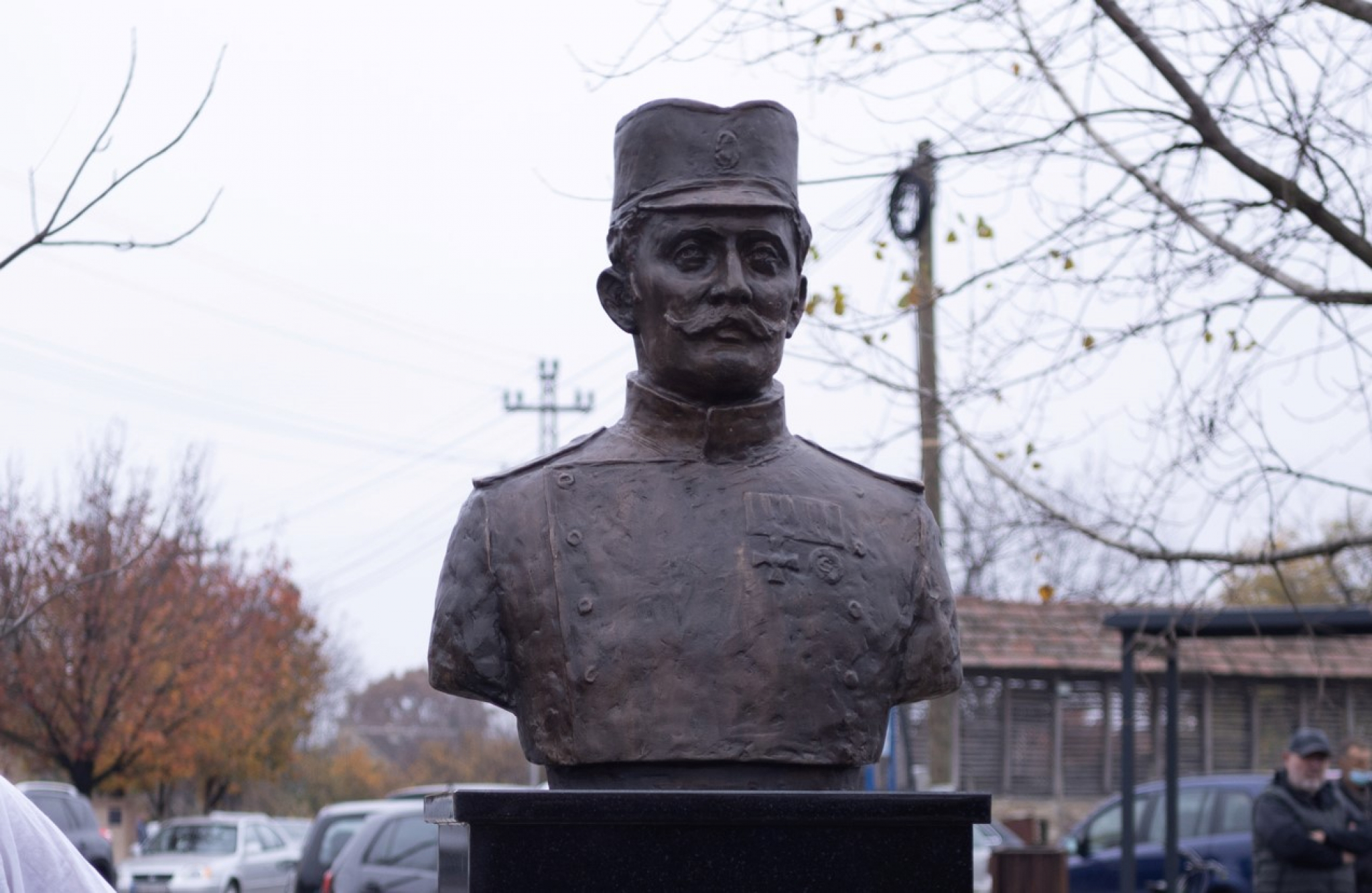 MAJOR KOJI JE BIO SMRTNO ZALJUBLJEN U SRBIJU Podignut spomenik majoru Vojislavu Tankosiću