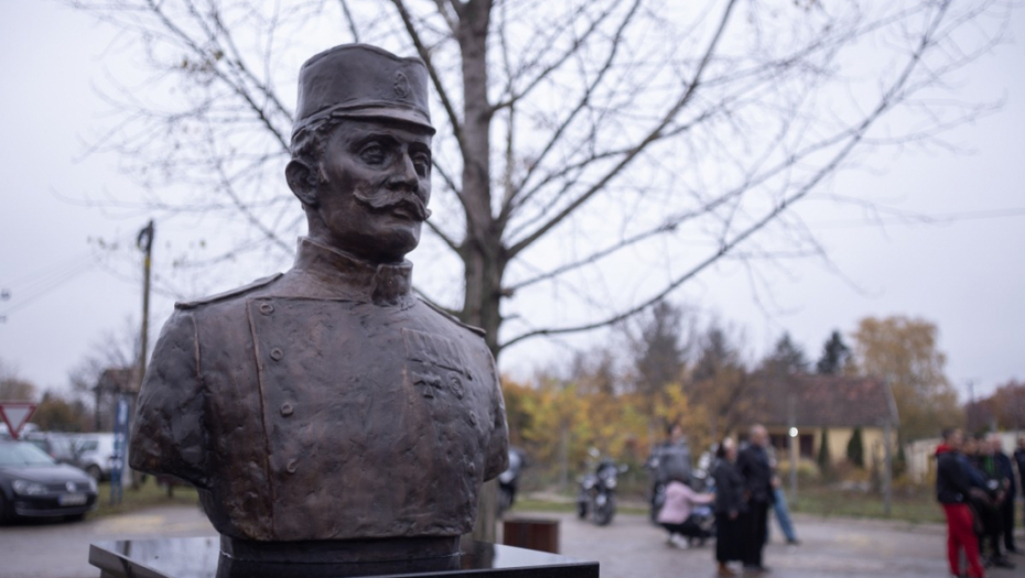 MAJOR KOJI JE BIO SMRTNO ZALJUBLJEN U SRBIJU Podignut spomenik majoru Vojislavu Tankosiću