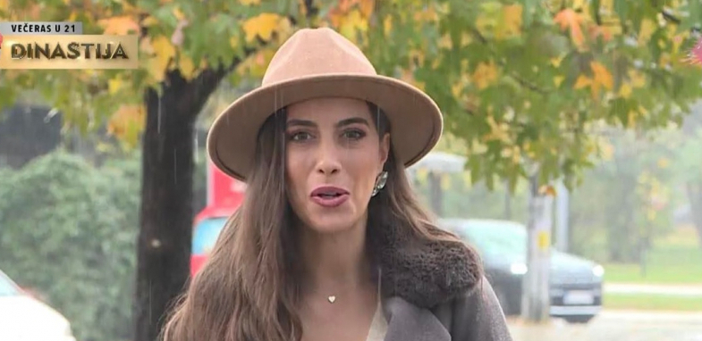 POMUTILA RAZUM I PROLAZNICIMA Marija Egelja čitala najnoviju prognozu, zbog njenog dekoltea i kiše koja je uporno zasipala, vreme nikoga više nije zanimalo!