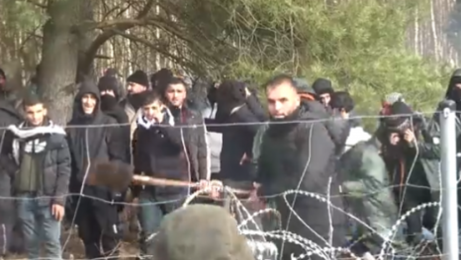 DRAMA NA GRANICI Migranti pokušavaju da probiju ogradu, 12.000 poljskih vojnika raspoređeno! (VIDEO)