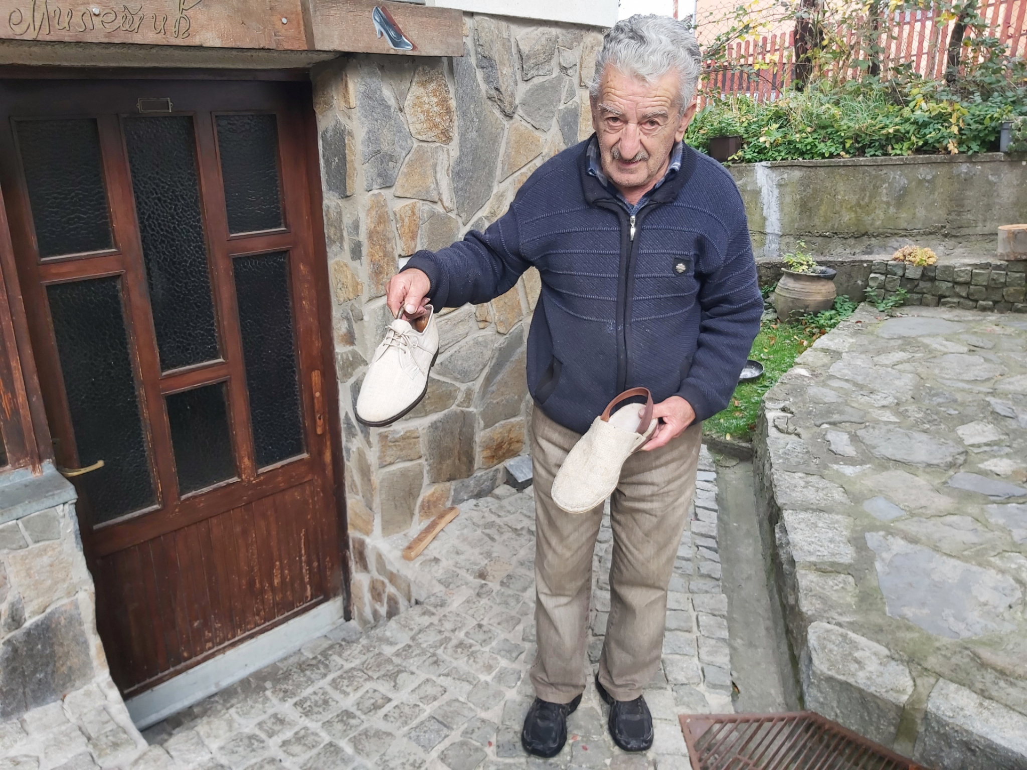 IVAN JE JEDAN OD NAJSTARIJIH OBUĆARA U SRBIJI Kvalitet drži cenu, a cipele je pravio i za Jovanku Broz i Ljubišu Samardžića (FOTO)