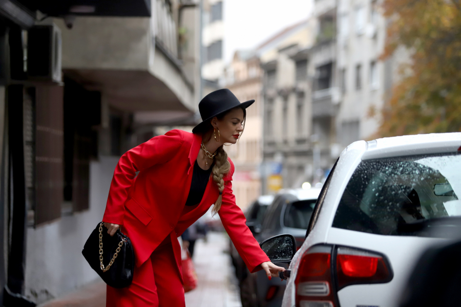 OTKRIVENO KAKO ŽIVI NAKON ŠTO JU JE DEČKO NAPAO Rialda nikad zgodnija, uslikana nasred ulice! (PAPARACO)