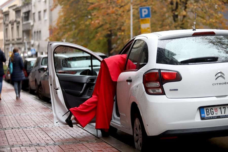 OTKRIVENO KAKO ŽIVI NAKON ŠTO JU JE DEČKO NAPAO Rialda nikad zgodnija, uslikana nasred ulice! (PAPARACO)