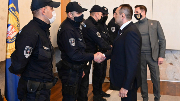 MINISTAR VULIN Napadi na policiju biće najoštrije sankcionisani (FOTO)