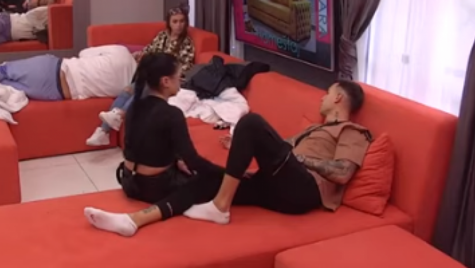 MATEJA I SANJA SVE BLIŽI Evo gde je završila ruka atraktivne zadrugarke!