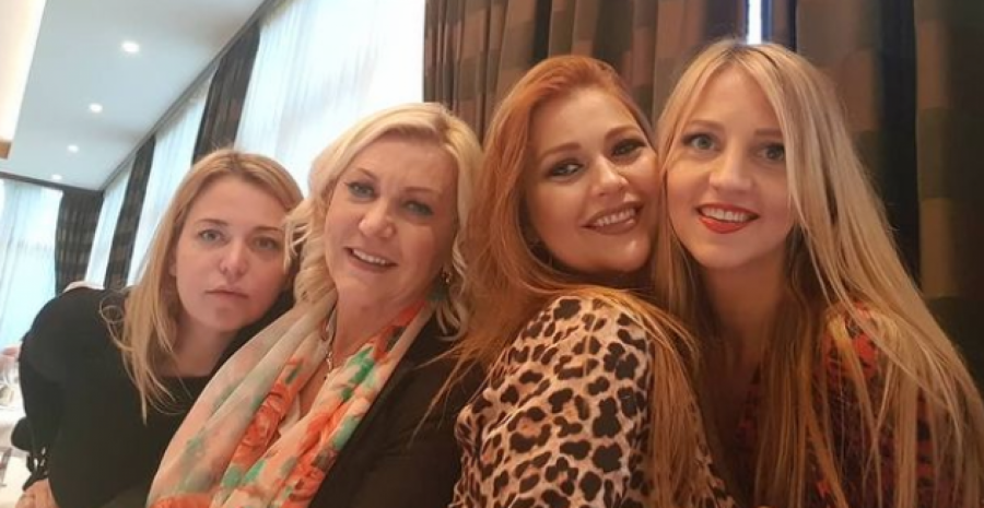 PORODICA JOJ BRANILA NAJVEĆU LJUBAV, A MAJKA JE NAPUSTILA! Merima Njegomir je iza osmeha krila veliku tugu, ovo su surovi i bolni  detalji iz pevačicinog života