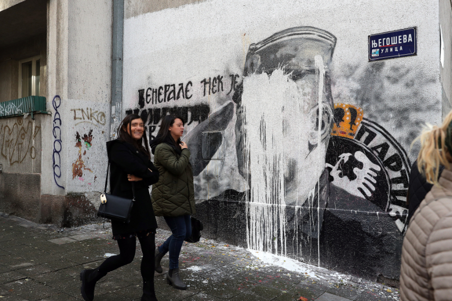 OČIŠĆEN MURAL RATKU MLADIĆU Grupa mladića reagovala, nema više bele farbe na liku generala