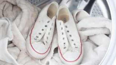 TRIK ZA SAVRŠENO BELE PATIKE Ubacite u veš mašinu ovu stvar, izgledaće kao tek kupljene