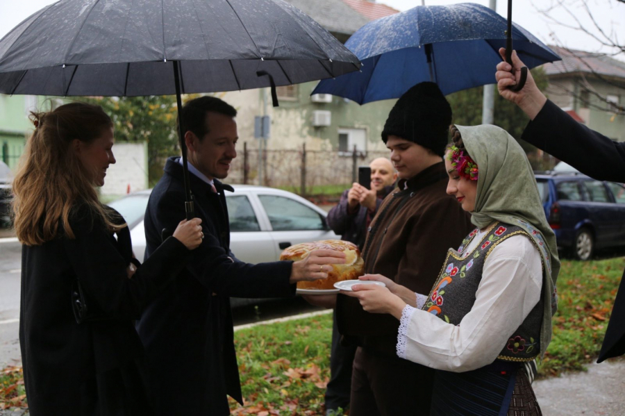 Princ Filip otkrio spomenik Kraljici Mariji u Inđiji