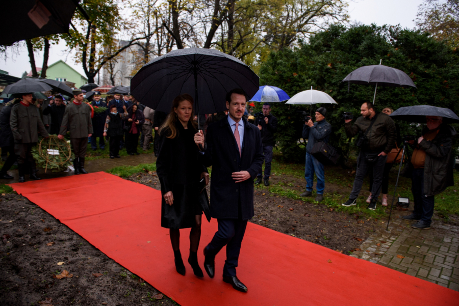 Princ Filip otkrio spomenik Kraljici Mariji u Inđiji