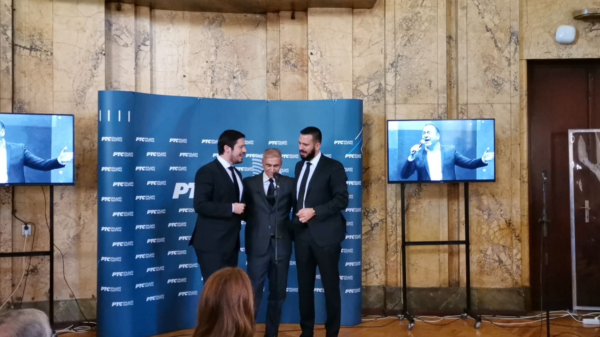 BUJICA EMOCIJA NA KOMEMORACIJI! Dres Crvene zvezde i potresan govor legende crveno-belih na oproštaju od Marinka Rokvića! (FOTO)