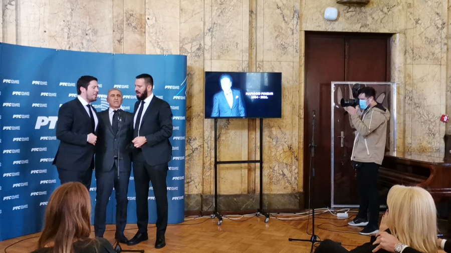 NAJTUŽNIJI TRENUTAK Sinovi se od Marinka oprostili Šabanovom pesmom! Nikola i Marko zapevali na komemoraciji, njihova majka naglas plakala! (VIDEO)