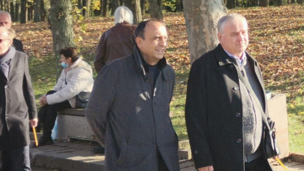 14 SVEŠTENIKA NA SAHRANI MARINKA ROKVIĆA Supruga i sinovi ne mogu da zaustave suze, potresna slika na groblju!