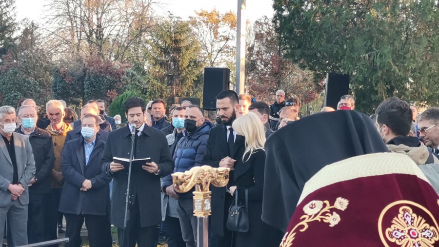 ZAUVEK ZBOGOM, GOSPODINE PEVAČU! Sahranjen Marinko Rokvić, porodica se jedva oprostila od njega!