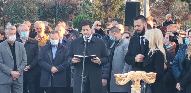 GOVOR KOJI JE SVIMA SLOMIO SRCE! Nikola Rokvić uputio poslednji pozdrav svom ocu, ove reči teraju suze na oči! (VIDEO)