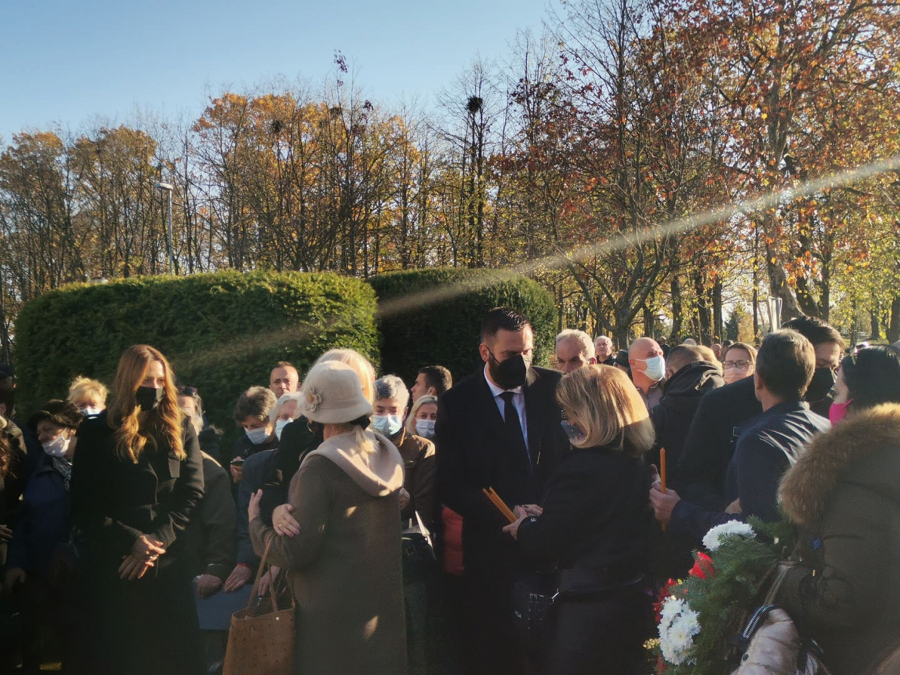 PEVAČICU IZDALE NOGE NA MARINKOVOJ SAHRANI! Vesni Zmijanac pozlilo, nije mogla da stoji od tuge i bola