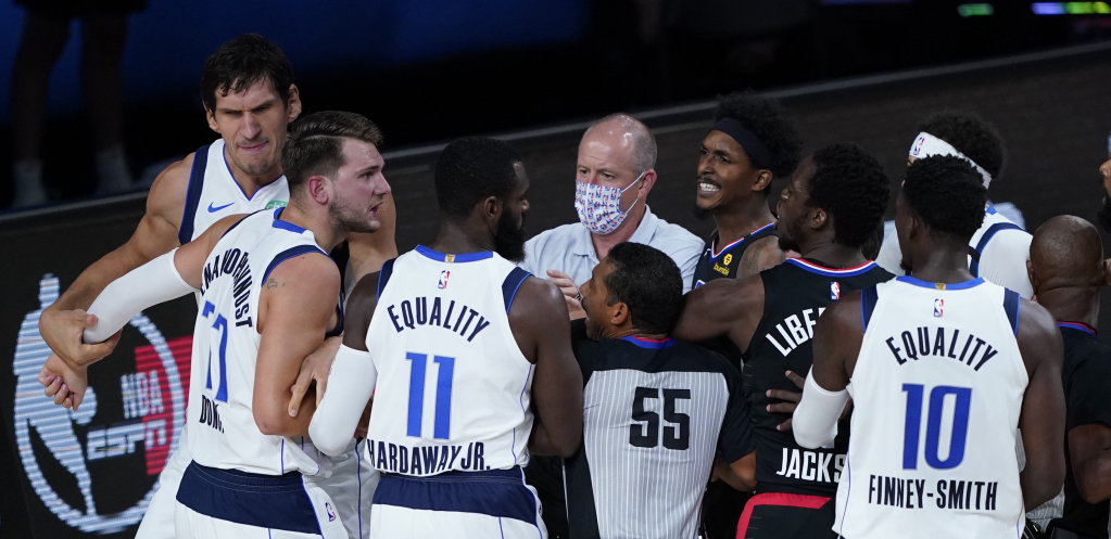 MRZI BALKANCE! Prošle godine Moris je namerno zgazio Dončićev povređeni zglob, a sada izigrava velikog zaštitnika! (VIDEO)