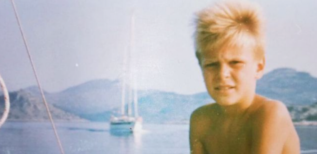 DA LI GA PREPOZNAJETE?! Njegovo lice često viđamo na malim ekranima, evo ko je dečak sa fotke!