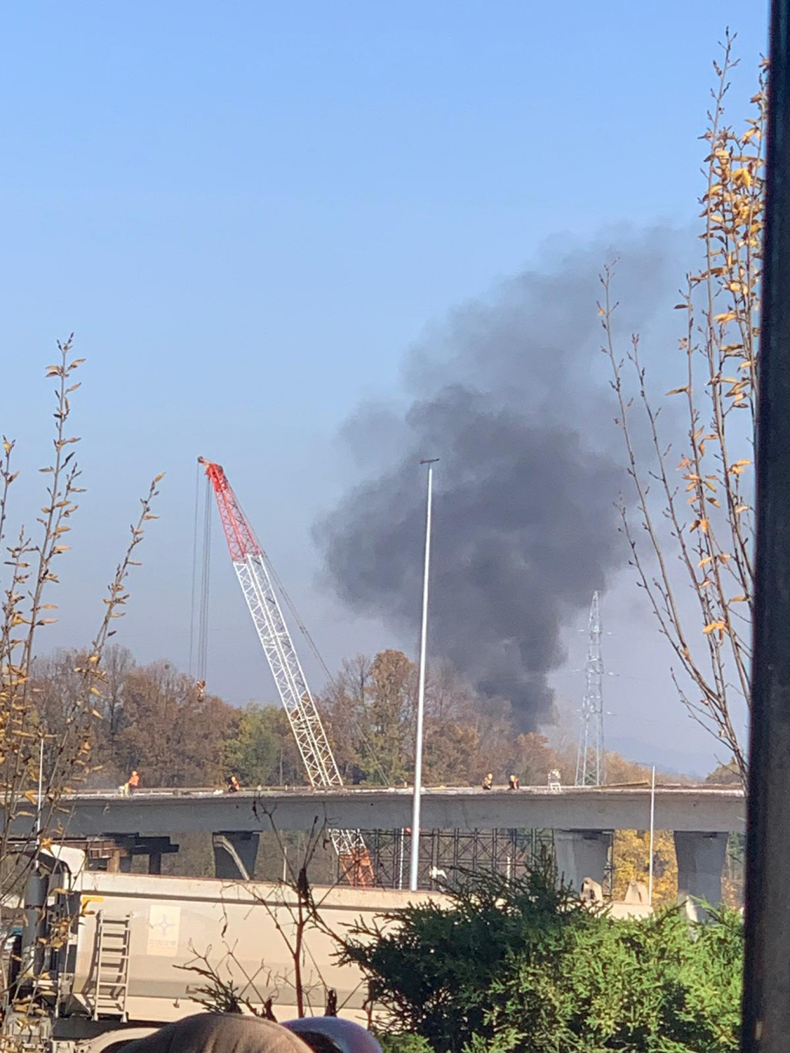 GUST, CRN DIM UPLAŠIO MEŠTANE Požar u selu kod Čačka, strahovali da se vatra ne proširi