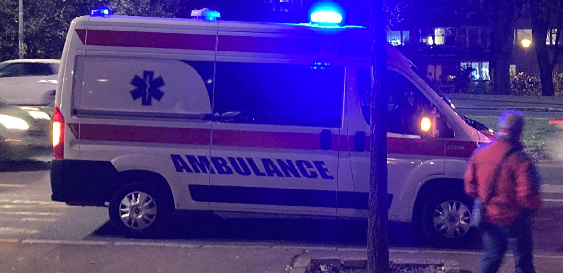 ULETEO NA PARKING I USMRTIO ŽENU Tragedija u Ustaničkoj: Mercedes izleteo sa puta