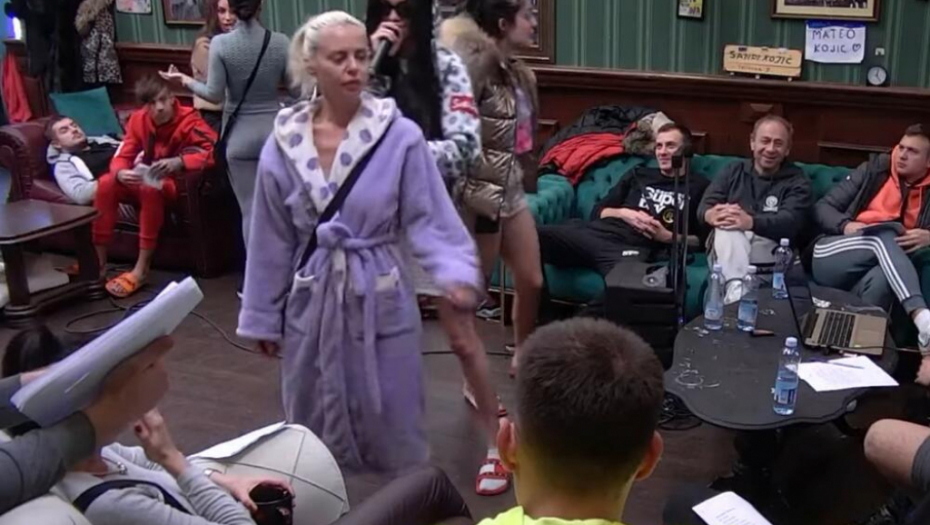 NE SKIDA POGLED S NJE! Mateja ponovo odlepio za Tarom, dok zadrugarka meša kukovima zadrugar ne zna šta će sa sobom!