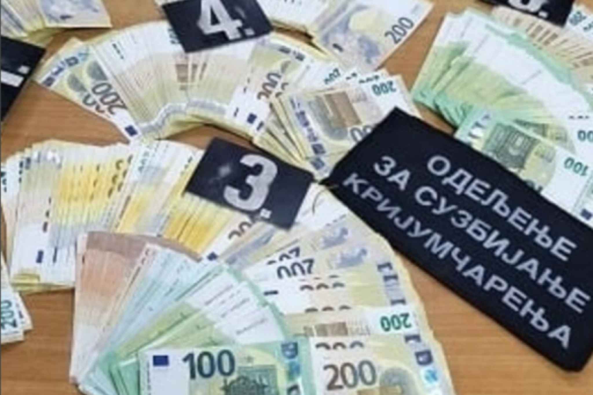 SPREČENO KRIJUMČARENJE ČAK 230.000 EVRA! Kamiondžija sakrio novac u duplom dnu kofera