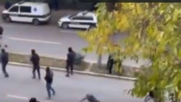 TOTALNI HAOS U GRADU Tuča navijača gradskih rivala, povređeni i huligani i policija (VIDEO)