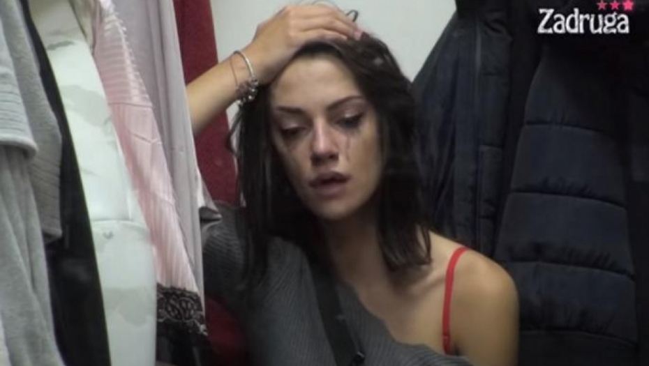 OSTALA JE POTPUNO BEZ KOSE! Evo kako Tara Simov izgleda nakon jezivih tuča sa Miljanom Kulić, zadrugarka ima rupe na glavi!