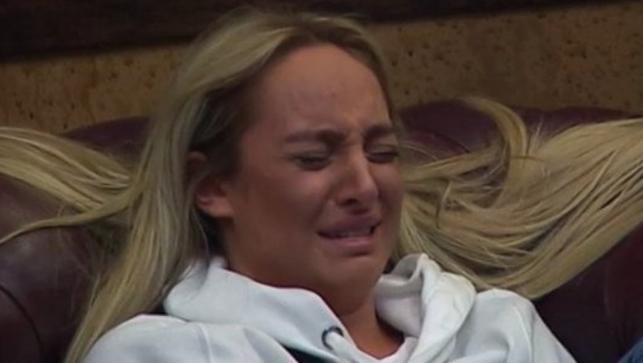 LUNA NA JAKIM LEKOVIMA! Rijaliti zvezdi puca koža, ima rane na usnama!