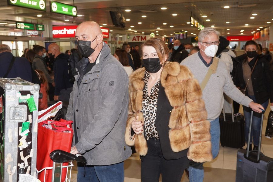 VIKI SINA SPREMA ZA BOGOSLOVIJU?! Pevačicin naslednik prisluživao tokom ponoćne liturgije u Hramu Svetog Save, roditelji ponosni!