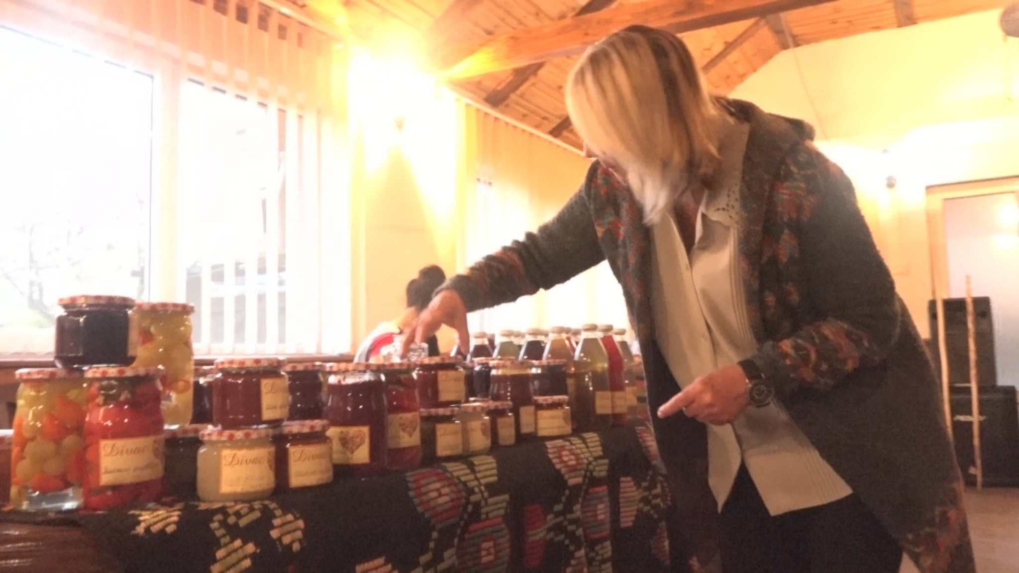 EGZOTIČNI RECEPTI NAŠIH BAKA Zgoreli kajmak, džem od ljubičica: Vanja pravi specijalitete od kojih ide voda na usta (FOTO)