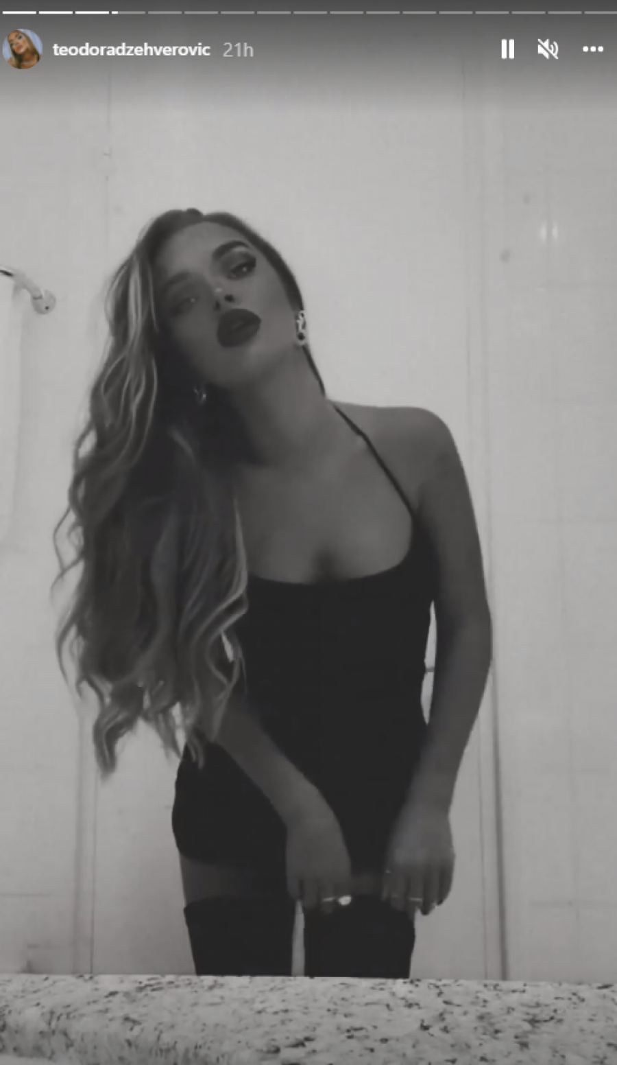 DŽEHVIN SEKSI SNIMAK! Teodora u ultra kratkoj haljini zanjihala kukovima pa grudi isturila u kameru