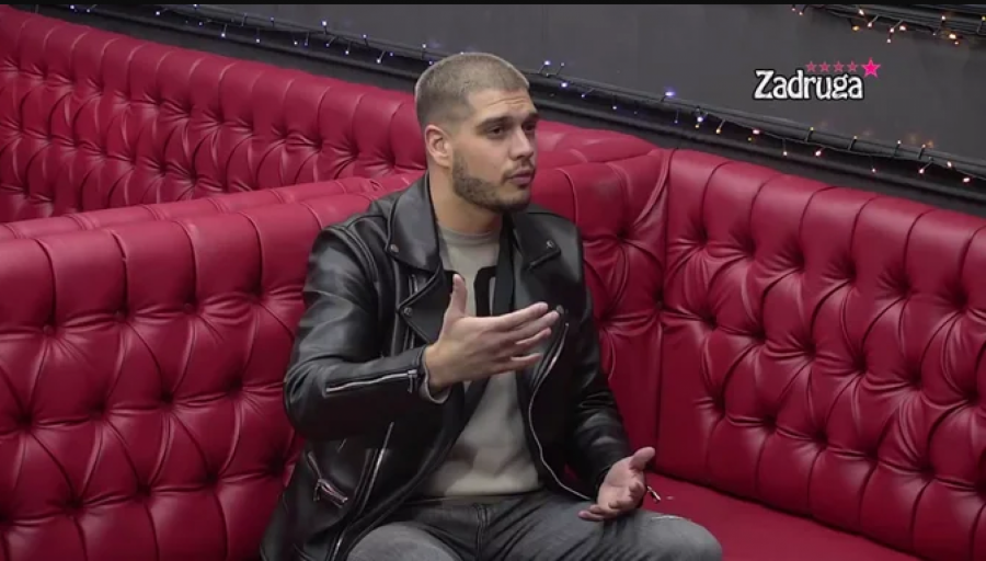 DEJAN U ZAGRLJAJU ZADRUGARKE! Sevaju varnice, razmenjuju nežne dodire!