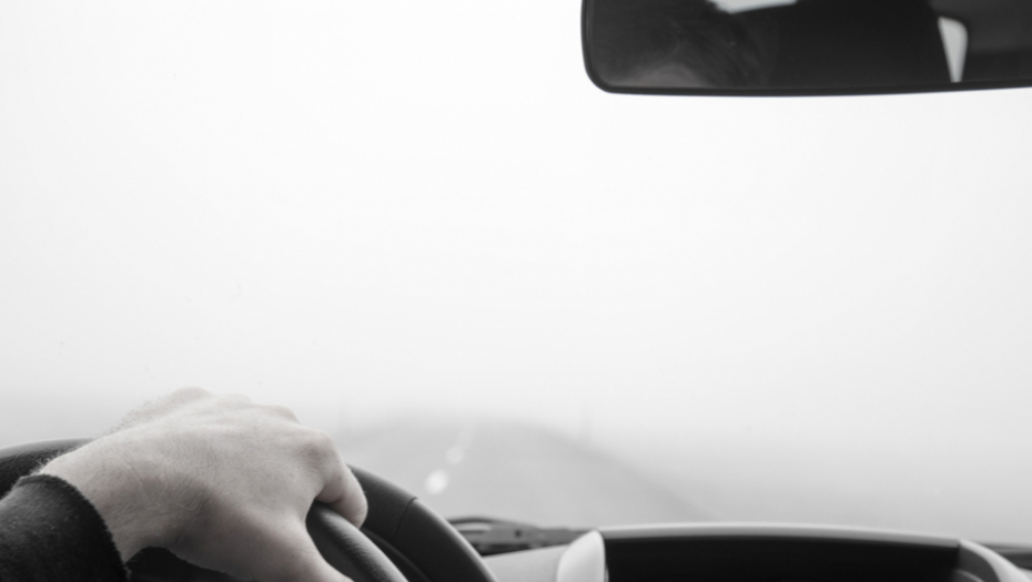 VOZAČI PAŽNJA! U ovim delovima zemlje otežan saobraćaj zbog magle