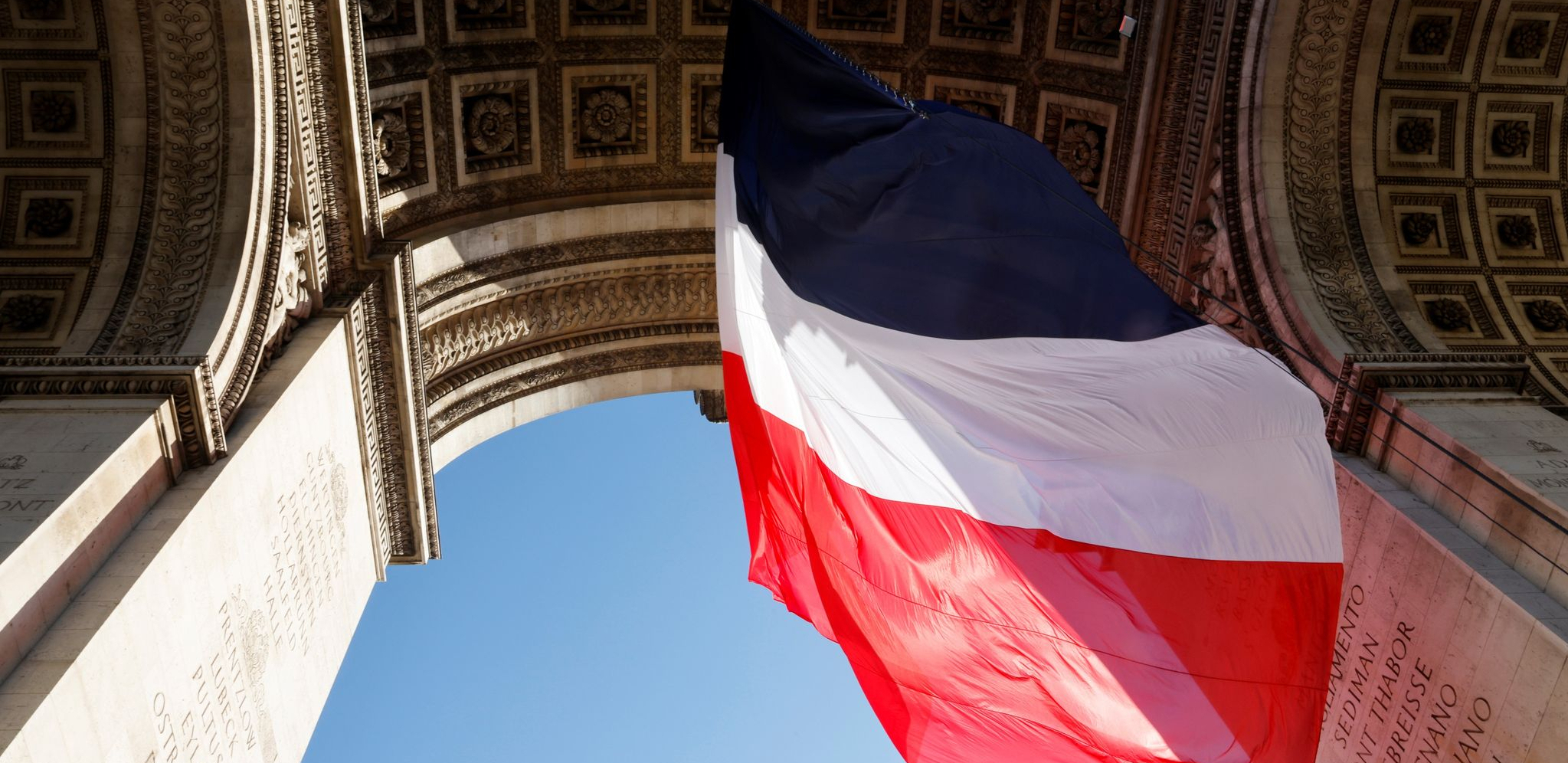 Emanuel Makron promenio zastavu Francuske (FOTO)
