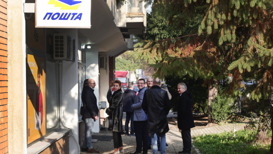 LEŽE 100 EVRA, PROVERITE SVOJE RAČUNE Danas je treći dan isplate novčane pomoći države