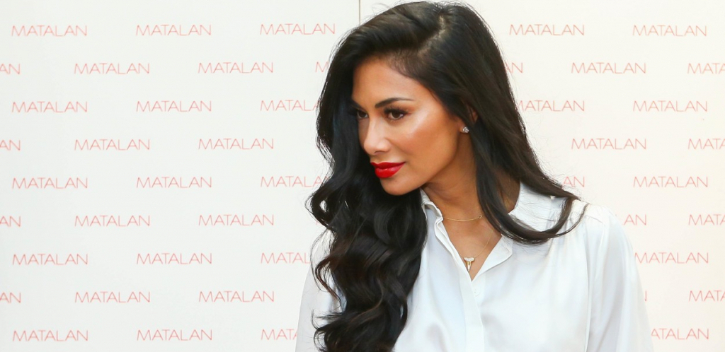 DA LI JE OVO NAJVATRENIJA CRNKA IKAD?! Nove fotke dokaz da ova pevačica ne stari, neverovatno!