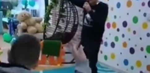 LJUDI SU ZGROŽENI! Snimak na kojem deca u igraonici igraju kolo dok im pevač Goci benda peva "Neće Gara da primi vakcinu" šokirao roditelje u Srbiji!