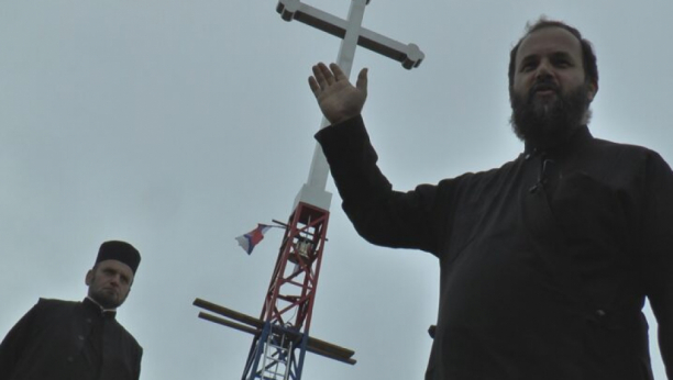 NAJNEVEROVATNIJA ODBRANA OD KORONE Meštani sela kod Osečine na brdu iznad svojih kuća podigli antikovid krst