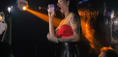 AKO STE SNIMILI KAKO MI ISPADA S*SA, NEMA VEZE NIJE MOJA Blogerka se popela na binu i doživela neviđeni peh! (VIDEO)