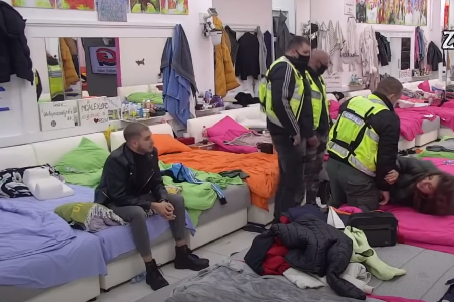 UDARALA GA PESNICAMA IZ SVE SNAGE U GLAVU Dalila prebila Dejana jer je raskinula s dečkom! (VIDEO)