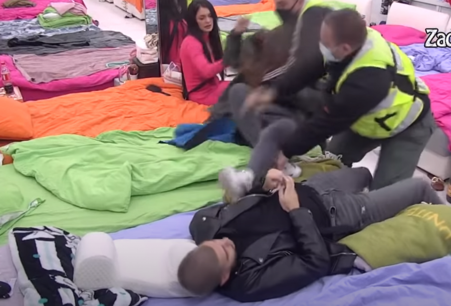 UDARALA GA PESNICAMA IZ SVE SNAGE U GLAVU Dalila prebila Dejana jer je raskinula s dečkom! (VIDEO)