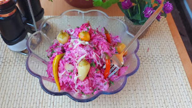 FENOMENALNA MEŠANA SALATA Vitaminski dodatak, odlično ide uz pečenje (VIDEO)