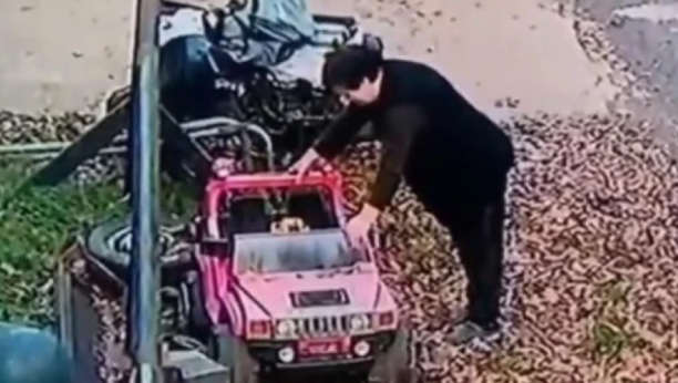 ŠOK U BEOGRADU  Baba ukrala dečiji automobil (VIDEO)