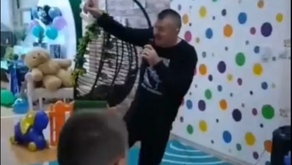 SKANDALOZNO! Estrada u šoku nakon snimka na kom Goci bend deci u igraonici peva antivaksersku i bludnu pesmu, poručili samo jedno!