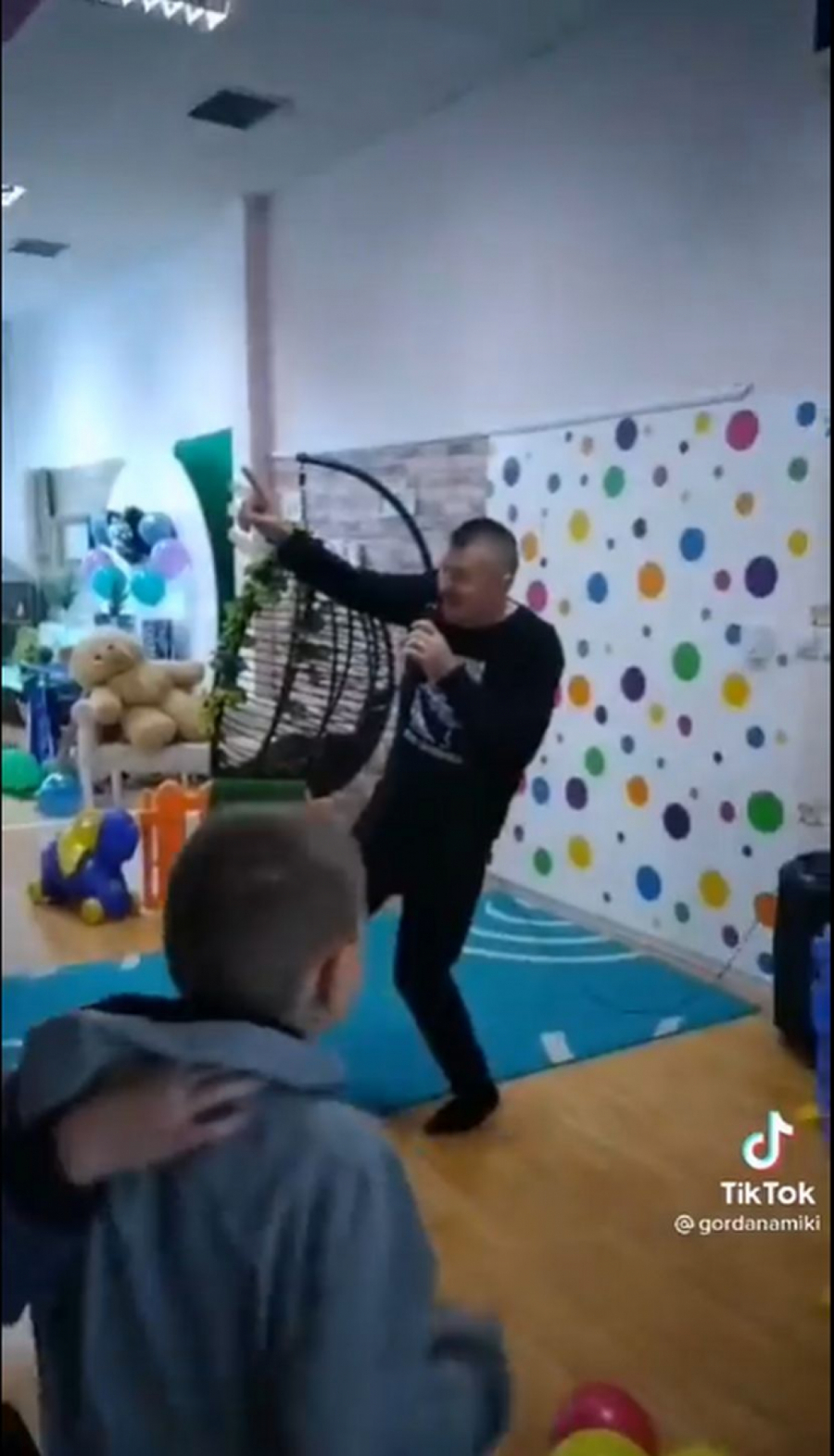 SKANDALOZNO! Estrada u šoku nakon snimka na kom Goci bend deci u igraonici peva antivaksersku i bludnu pesmu, poručili samo jedno!