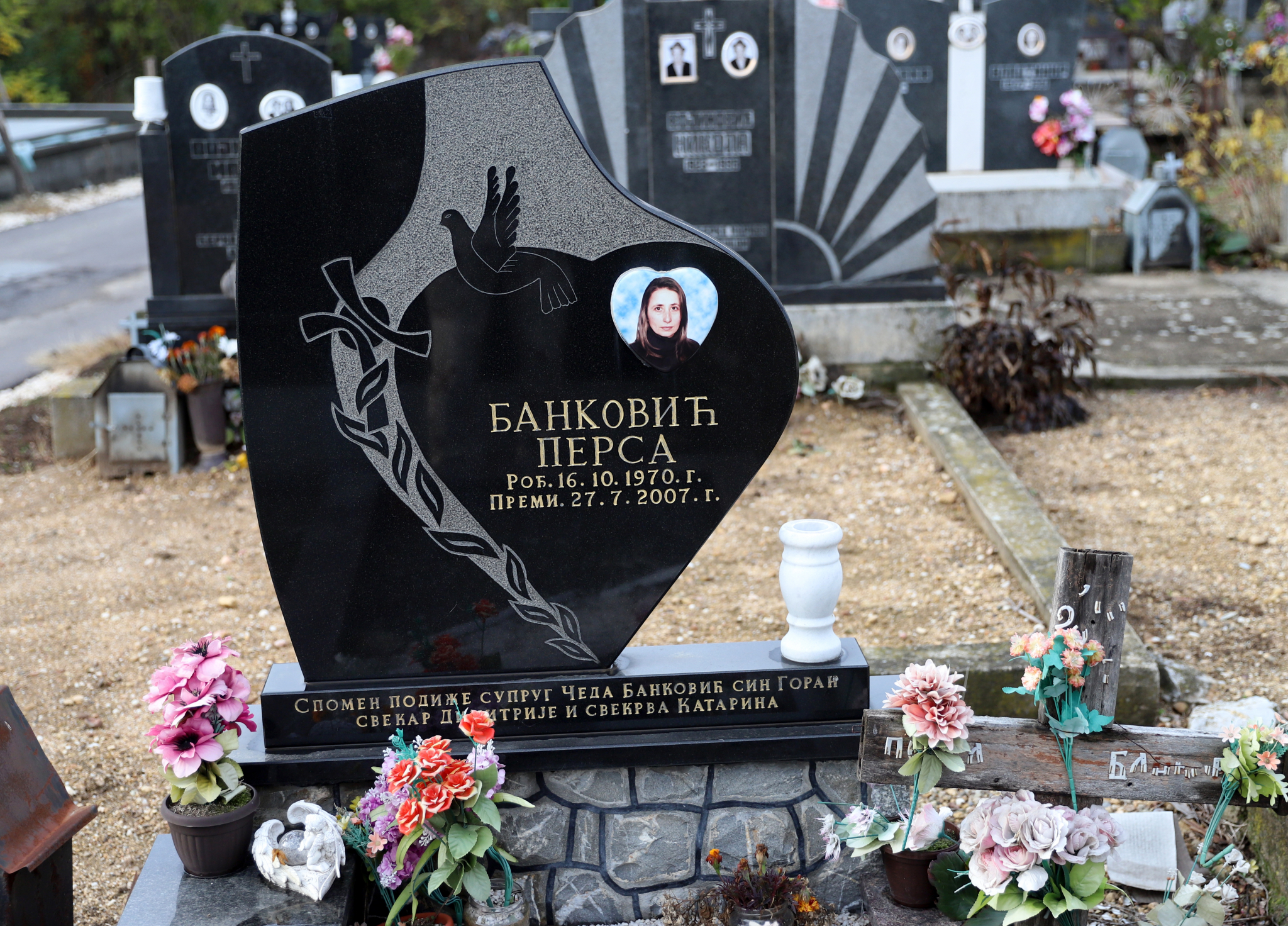 OVDE POČIVAJU ŽRTVE MASAKRA U JABUKOVCU Grob vlaške lepotice (FOTO)